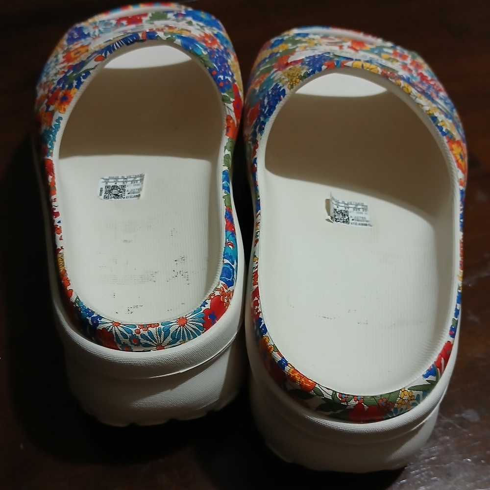 Adidas Clogs - Picture 4 of 9